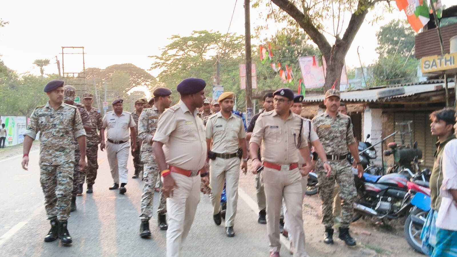 फरक्का : रघुनाथगंज में केंद्रीय बलों ने निकाला फ्लैग मार्च