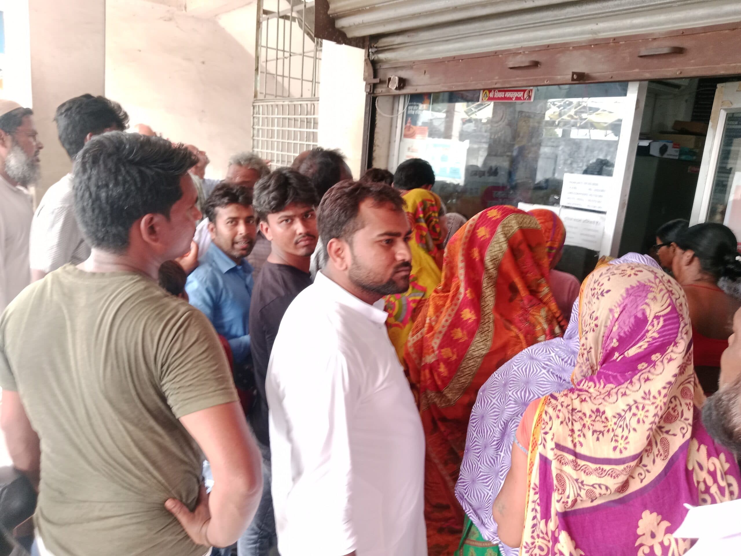 बायसी में गैस सिलेंडर के लिए लोगों को घंटों लाइन में खड़ा रहने की नौबत