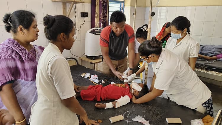 तेज रफ्तार दो बाइकों की टक्कर, बच्चा समेत चार घायल