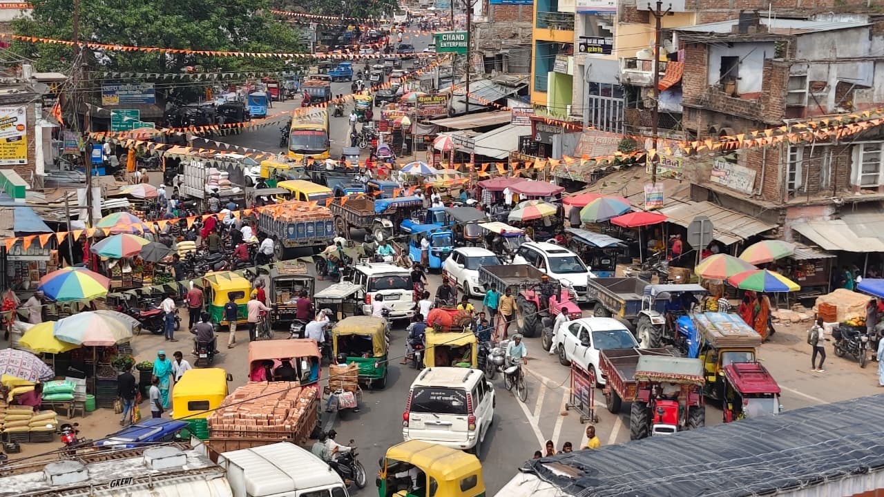 सिमराही बाजार में एनएच पर जाम से लोग परेशान