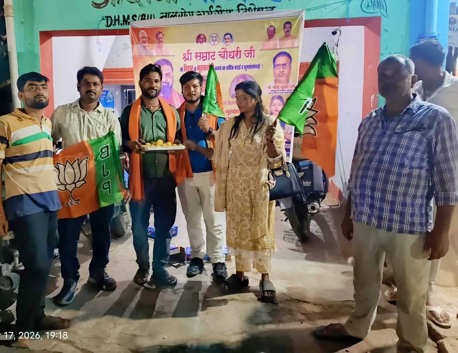 बिहार में भाजपा के प्रथम मुख्यमंत्री बनने पर कार्यकर्ताओं ने मनाया जश्न