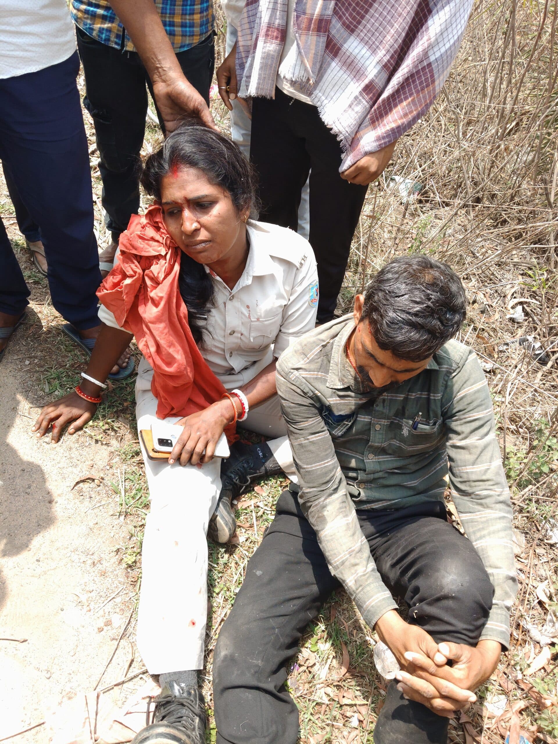 बेकाबू कार ने ड्यूटी पर जा रही चौकीदार को मारी टक्कर, दोनों गंभीर घायल