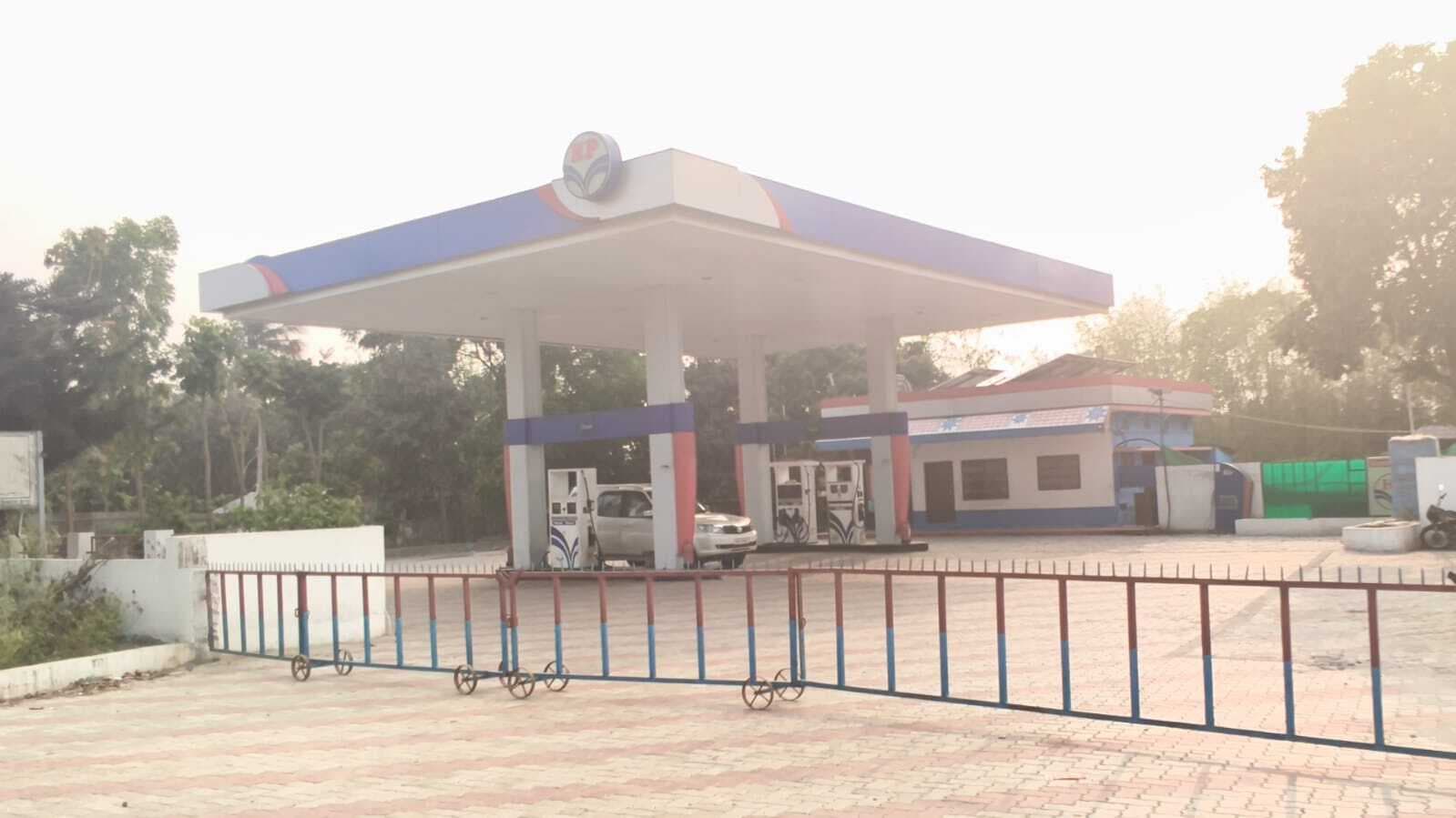 चार पेट्रोल पंपों पर आपूर्ति ठप, 140 रुपये प्रति लीटर तक खरीदने को ग्राहक मजबूर