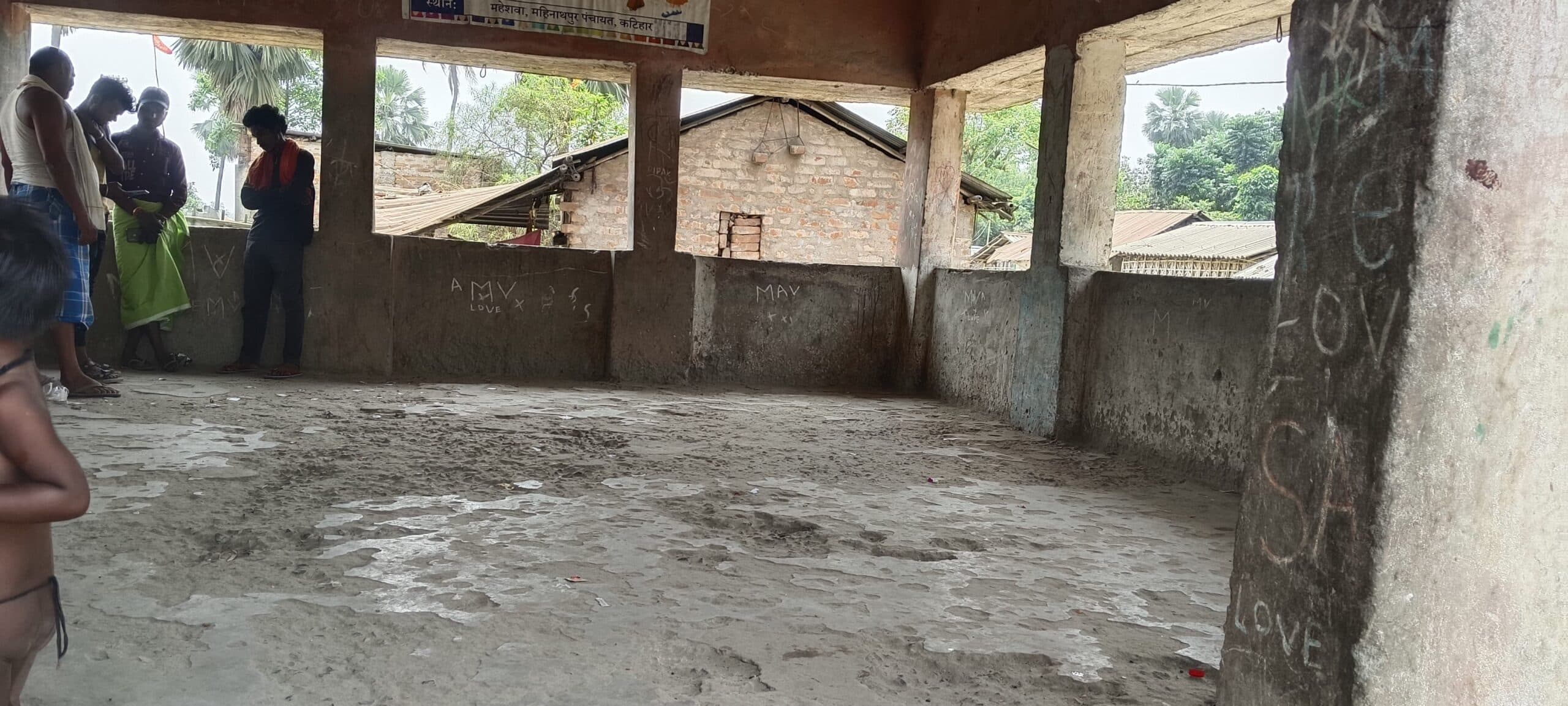 जर्जर हवा महल बना ग्रामीणों के लिए खतरा