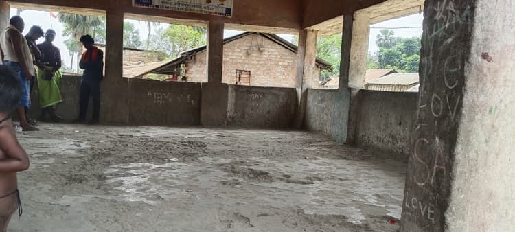 जर्जर हवा महल बना ग्रामीणों के लिए खतरा