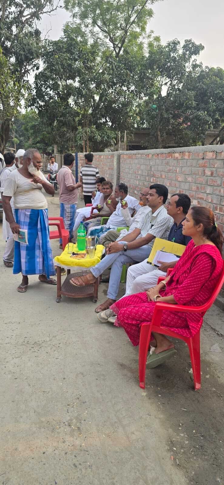 जिला बुनियाद केंद्र में सहायक उपकरण का वितरण