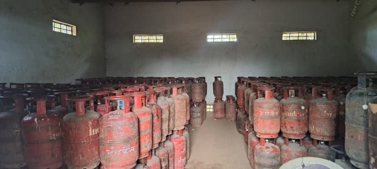 दोहरी मार. लोगों को न गैस सिलिंडर मिल रहा और ना ही बिजली