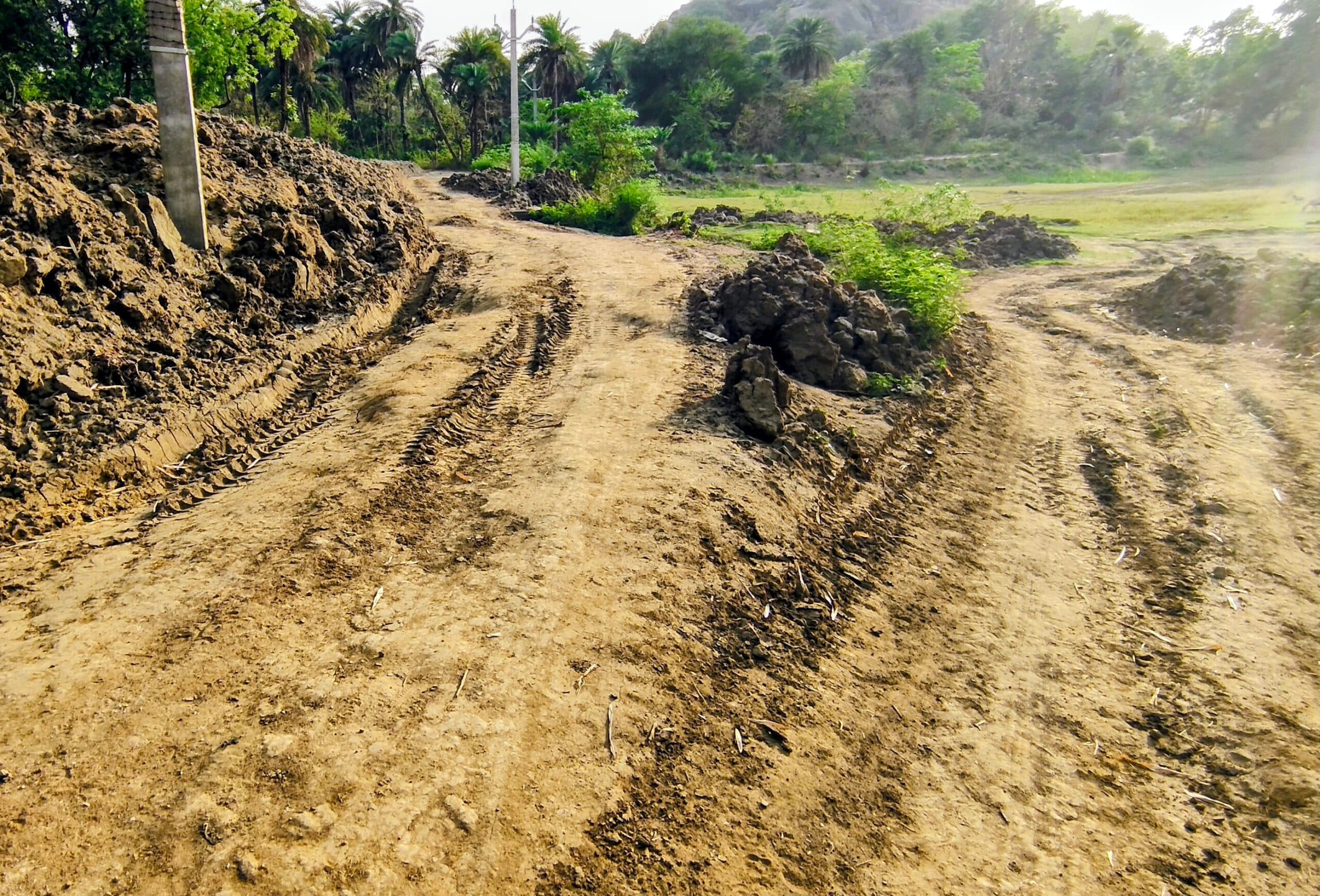 जंगल और गड्ढों से गुजरती है जिंदगी, बारिश में खेतों से आते-जाते हैं घर