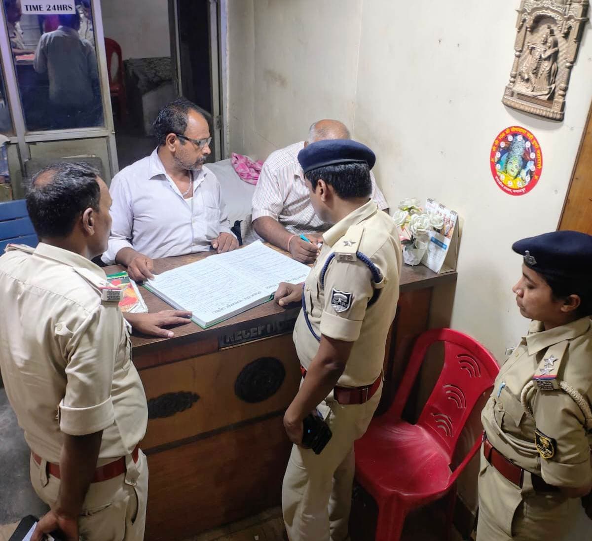 पुलिस ने विभिन्न होटल व मॉल का किया निरीक्षण