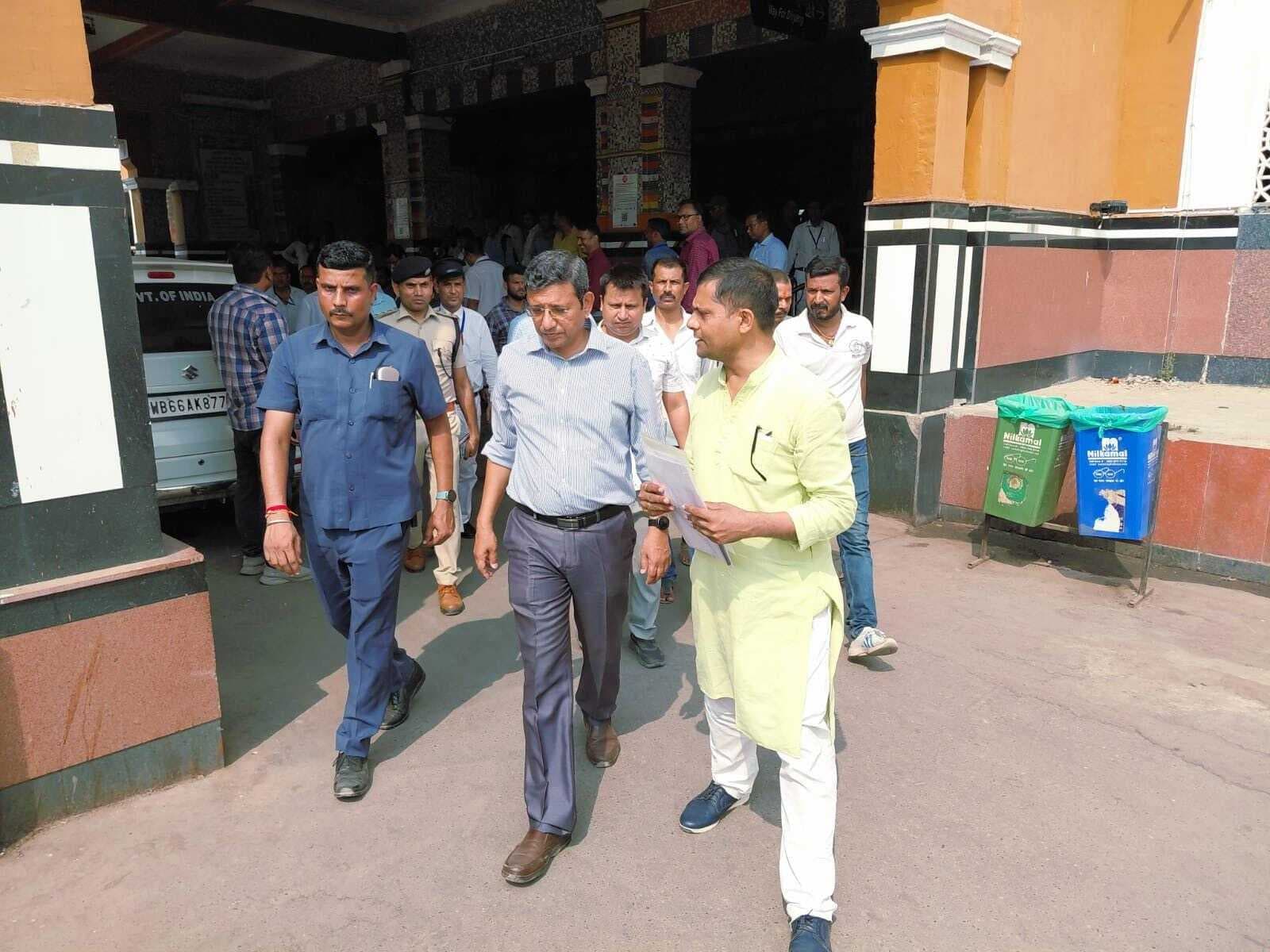 राजद बुद्धिजीवी प्रकोष्ठ ने नौ सूत्री मांग को लेकर डीआरएम को सौंपा ज्ञापन