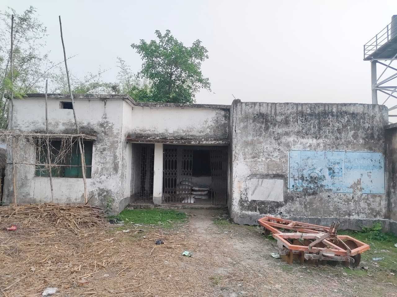 बीस वर्ष पूर्व बनी सामुदायिक भवन व सामुदायिक शौचालय की स्थिति जर्जर, नहीं मिल रहा लाभ