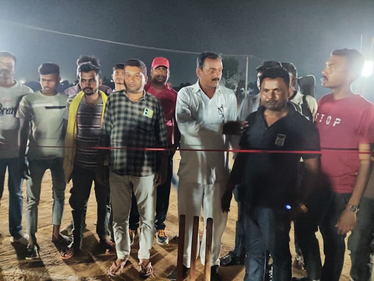 देवीपुर: तिलजोरी व गिधैया के बीच हुआ उद्घाटन मैच