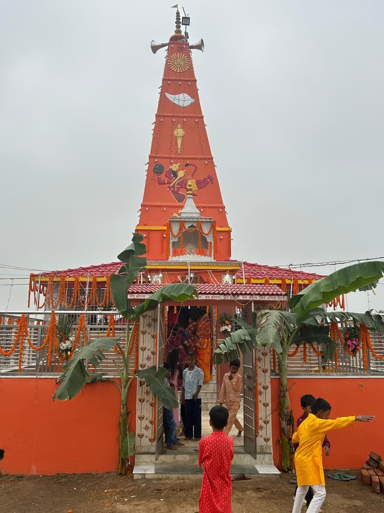 251 कन्याओं व महिलाओं ने गाजे-बाजे के साथ निकाली भव्य कलश यात्रा