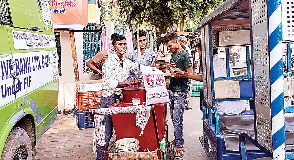 पनशालाएं नदारद, 42 डिग्री तापमान में 10 रुपये गिलास पानी पीने को मजबूर शहर