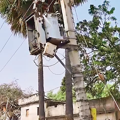 पावर सब-स्टेशन से लाइन कटवाकर आराम से निकाले पार्ट्स, फिर ट्रांसफॉर्मर नोचकर खेत में फेंका