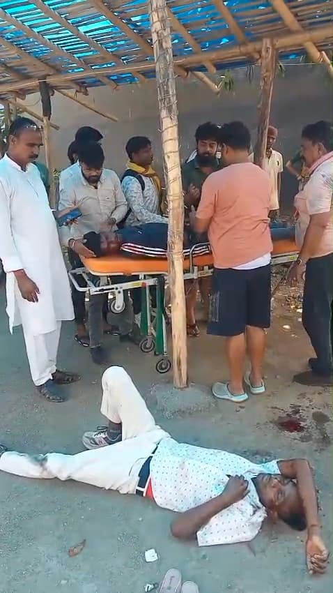 Seraikela Kharsawan News : चांडिल : खड़े ट्रेलर से टकरायी बाइक, महिला समेत तीन गंभीर