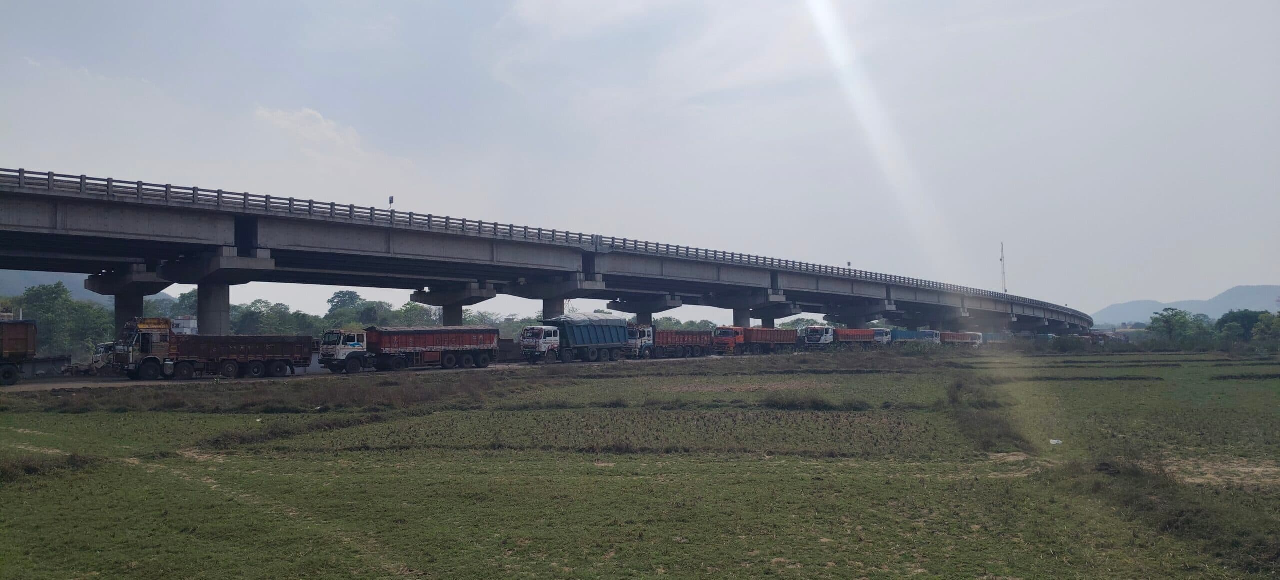 Seraikela Kharsawan News : एनएच-32 पर पितकी फाटक बना ''मुसीबत'' 6 किमी लंबा जाम, गर्मी में बेहाल रहे यात्री