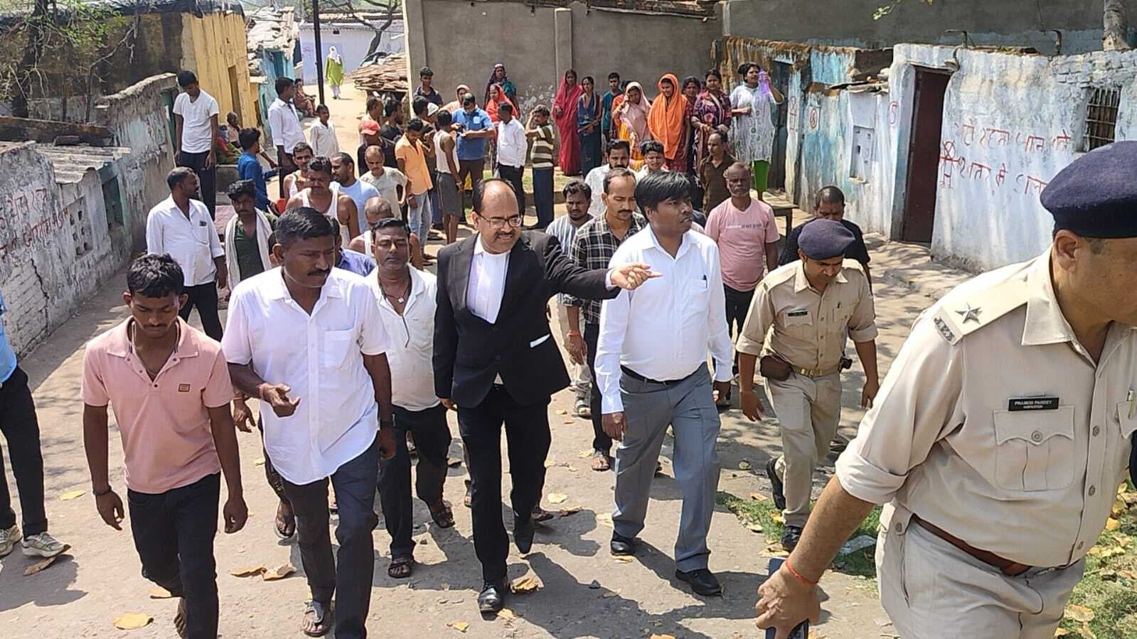 Dhanbad News: डालसा की टीम ने केंदुआडीह गैस प्रभावित क्षेत्र का किया दौरा