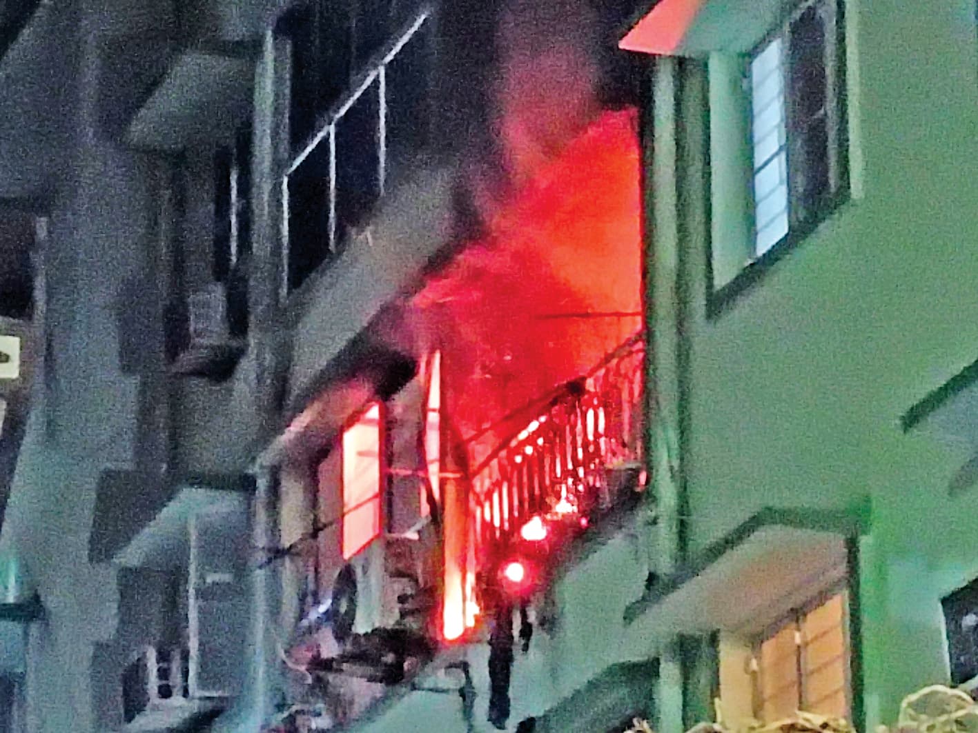 Jamshedpur News : सोनारी : एसी ब्लास्ट होने से फ्लैट में लगी आग, आग की लपटों से ऐसे बची 80 वर्षीय वृद्धा