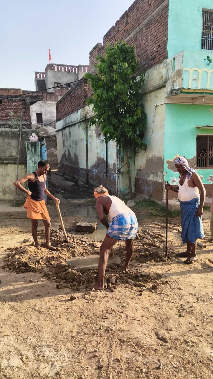 बदहाल सफाई व्यवस्था से ग्रामीण त्रस्त, खुद उठायी झाड़ू