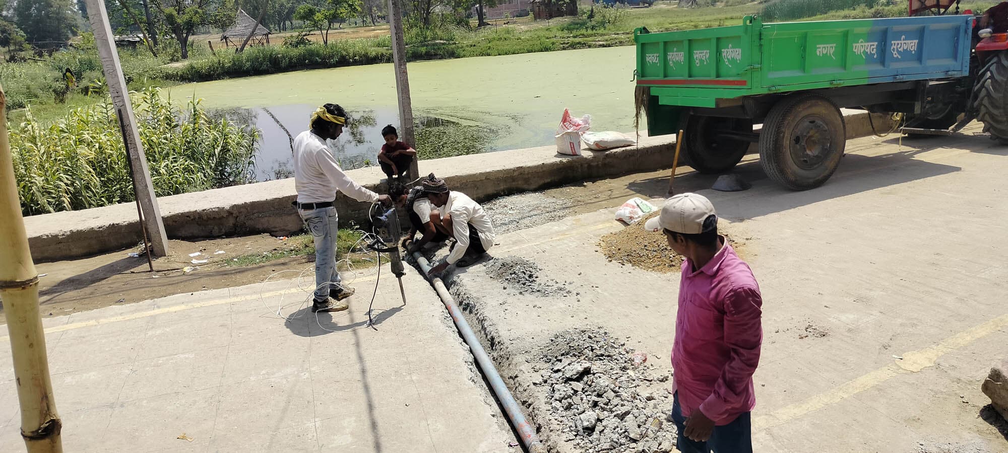 नगर परिषद ने नाले में पाइप डालकर सड़क को किया सुरक्षित