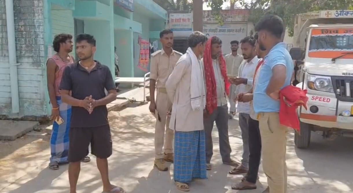 कुत्ते को बचाने में अनियंत्रित हुई बाइक, महिला की मौत