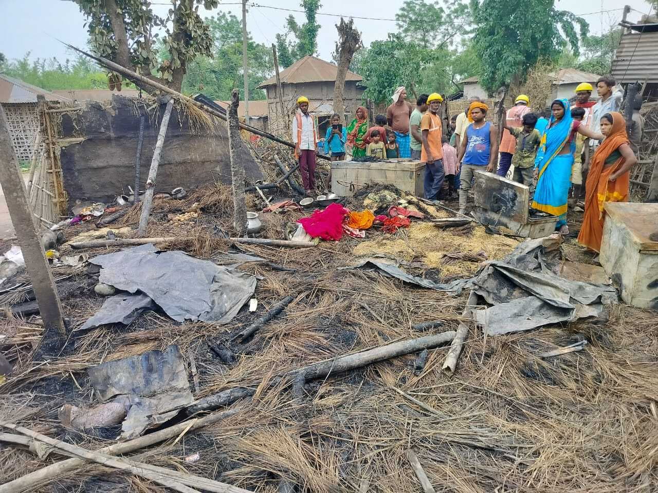 बरियाही वार्ड 10 में भीषण आग, गरीब परिवार की सारी जमा पूंजी जलकर राख