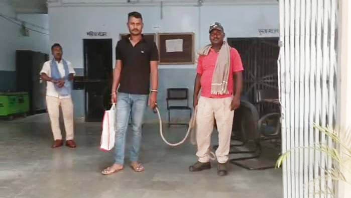 90 लीटर शराब के साथ तस्कर गिरफ्तार, बाइक जब्त