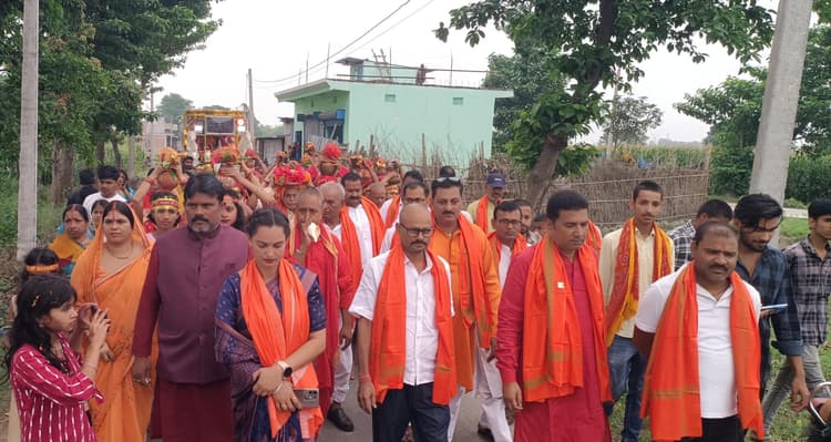 500 महिलाओं ने निकाली कलश शोभायात्रा