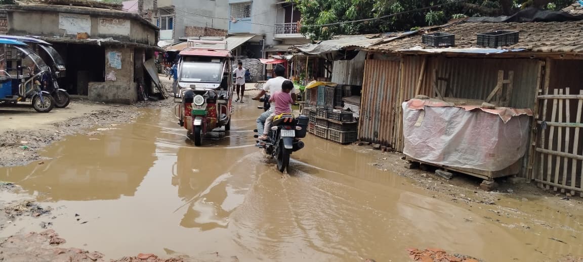 मुख्य सड़क पर जल जमाव से राहगीरों को परेशानी