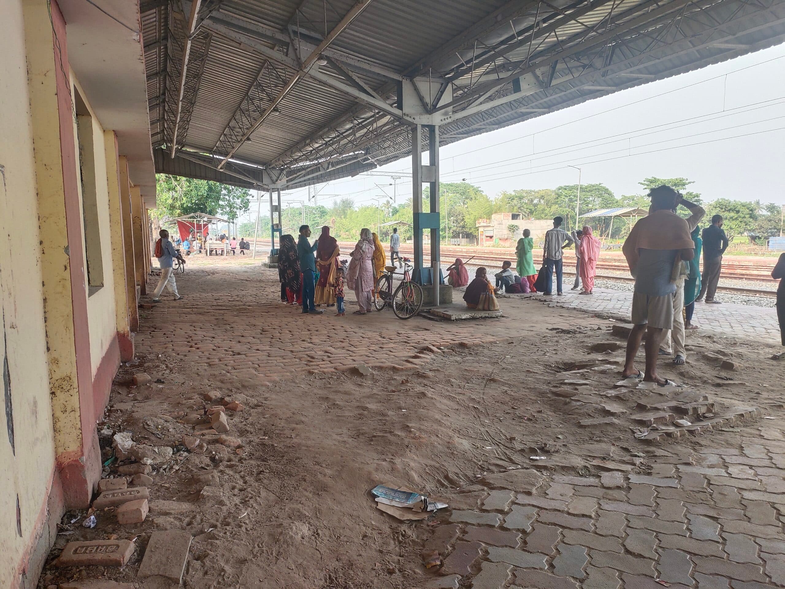 थरबिटिया स्टेशन पर यात्री सुविधाओं का है अभाव, लंबी दूरी की ट्रेन परिचालन की मांग