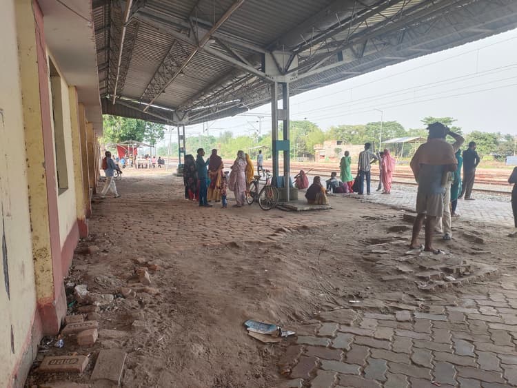 थरबिटिया स्टेशन पर यात्री सुविधाओं का है अभाव, लंबी दूरी की ट्रेन परिचालन की मांग