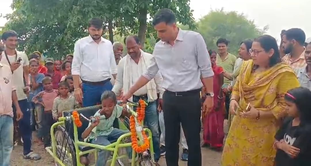 डीएम ने 12 घंटे में दिव्यांग बच्ची को उपलब्ध कराया ट्राई साइकिल