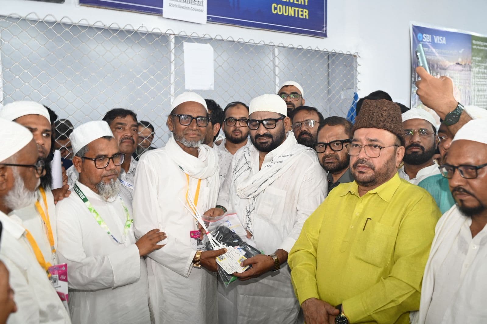 कोलकाता हज हाउस से हज यात्रियों को मंत्री ने किया रवाना