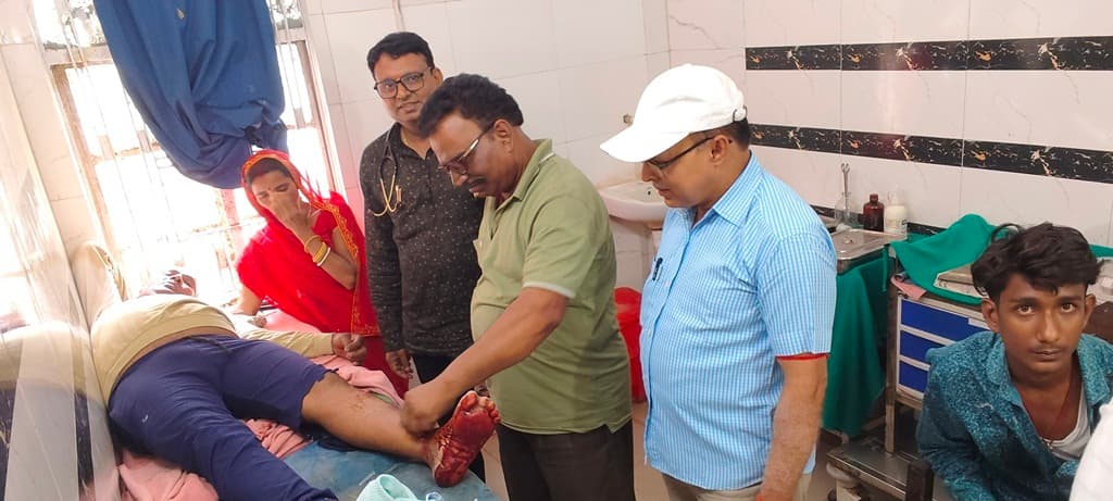 बाइक-ऑटो की टक्कर में तीन लोग जख्मी