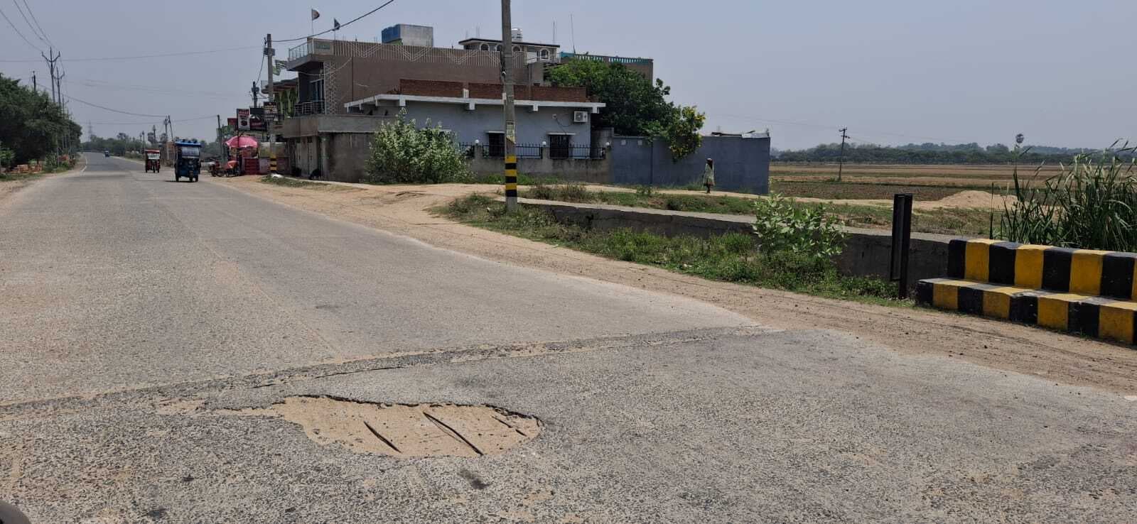 हादसे को दावत दे रही जर्जर सड़कें व क्षतिग्रस्त पुलिया, विभाग बेखबर