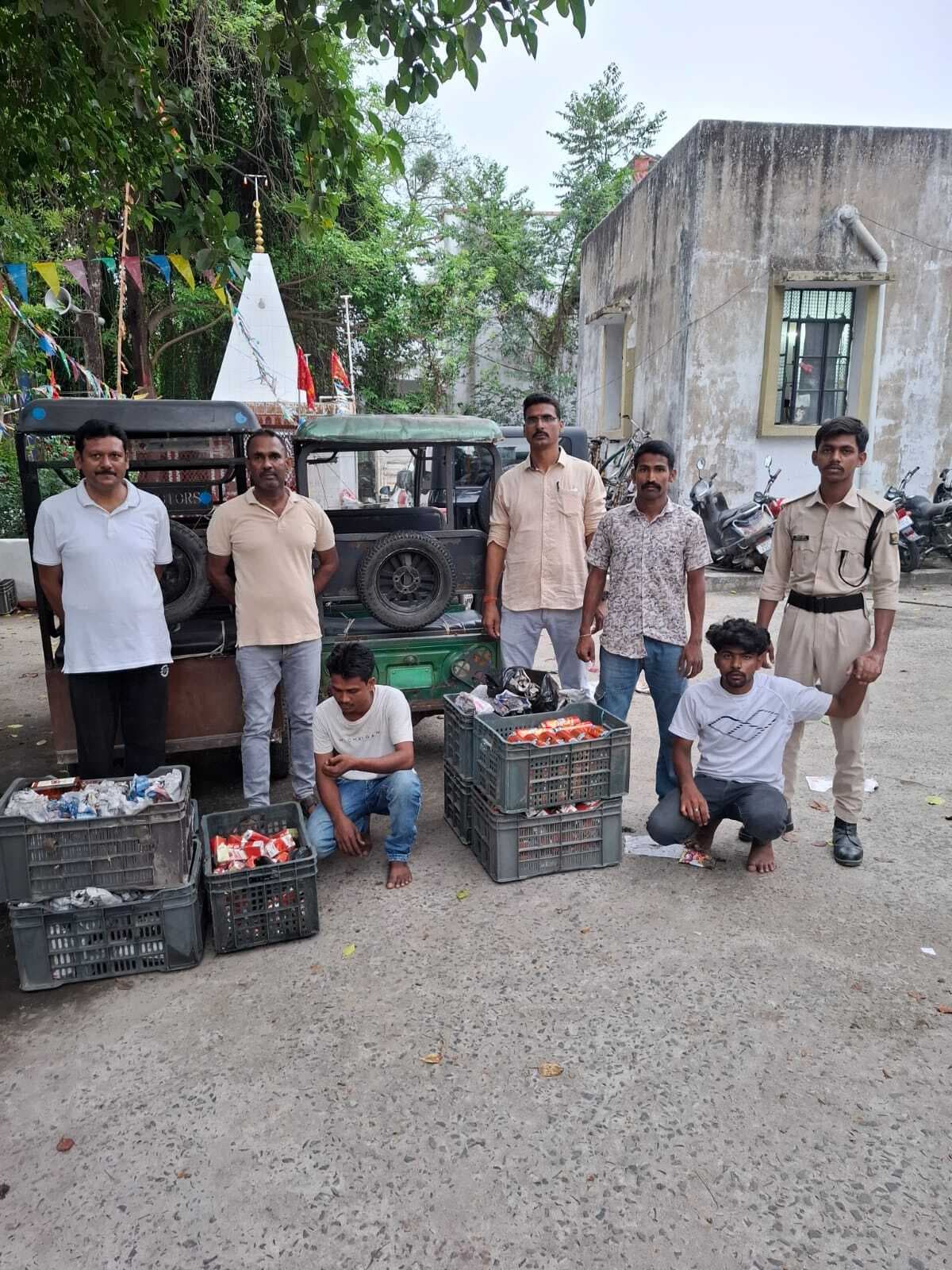 ई-रिक्शा से भारी मात्रा में विदेशी शराब बरामद, दो तस्कर गिरफ्तार