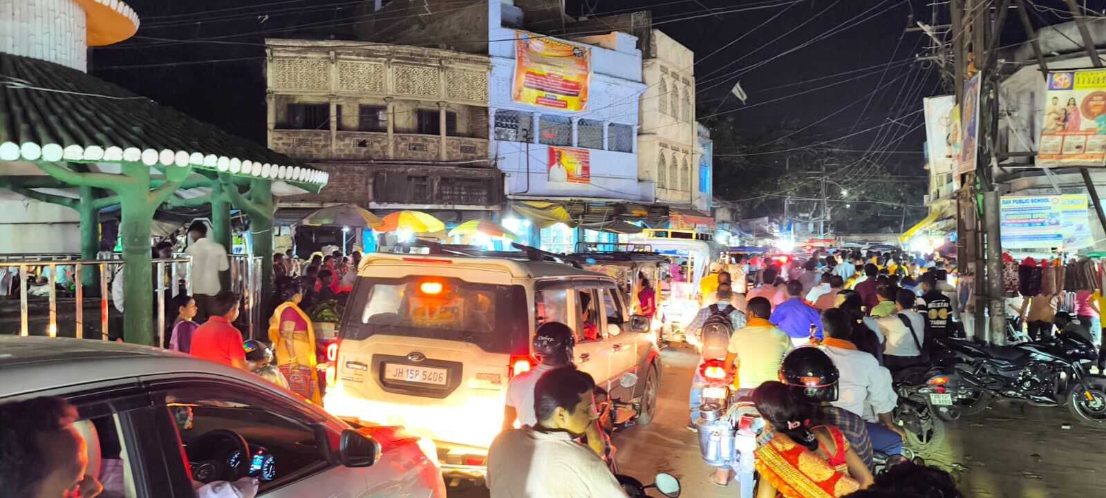 सड़क जाम से राहगीर परेशान, जाम हटाने के लिए पुलिस को करनी पड़ी मशक्कत