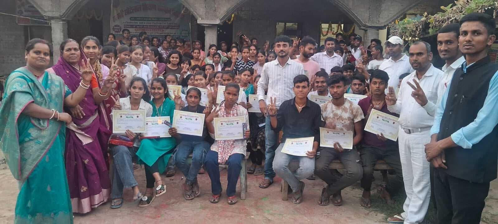 मैट्रिक व इंटर में अव्वल अंक लाने वाले बच्चे को किया पुरस्कृत