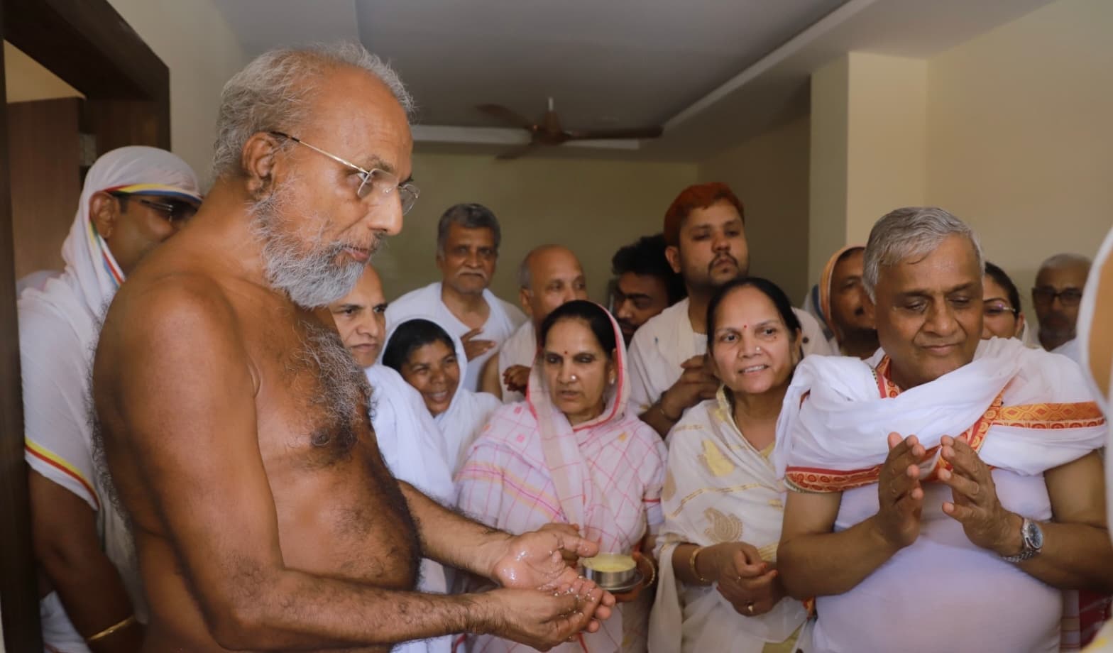 Giridih News :दान सदैव निष्काम भाव से किया जाना चाहिए : प्रमाण सागर