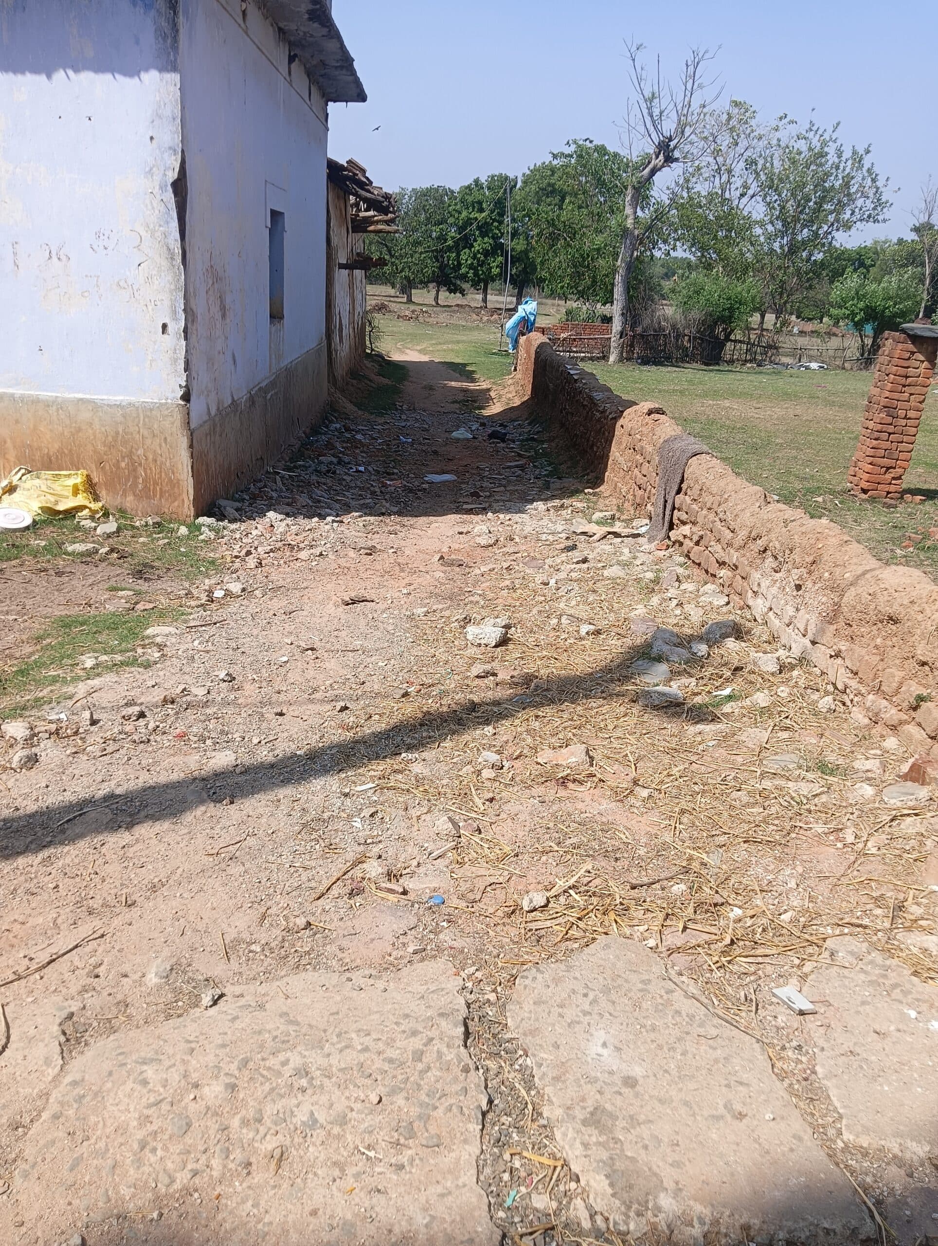 Giridih News :पाइपलाइन बिछाने के दौरान गलियों की सड़कें हुईं क्षतिग्रस्त