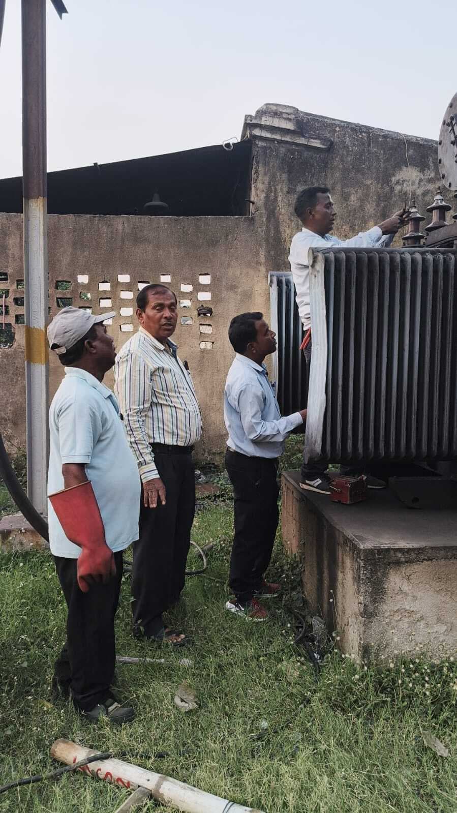 Giridih News :ट्रांसफॉर्मर ब्रेक डाउन, बनियाडीह में ब्लैक आउट