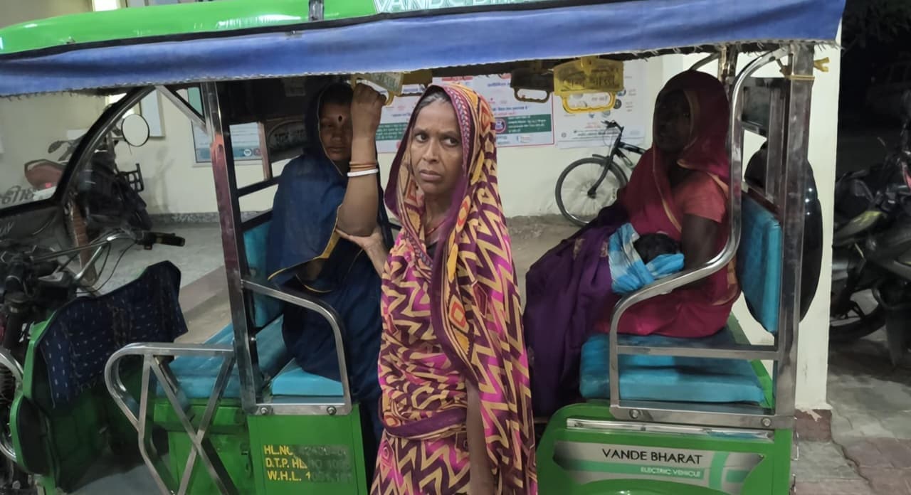 गोड्डा. ममता वाहन नहीं मिला, टोटो में महिला ने दिया बच्चे को जन्म