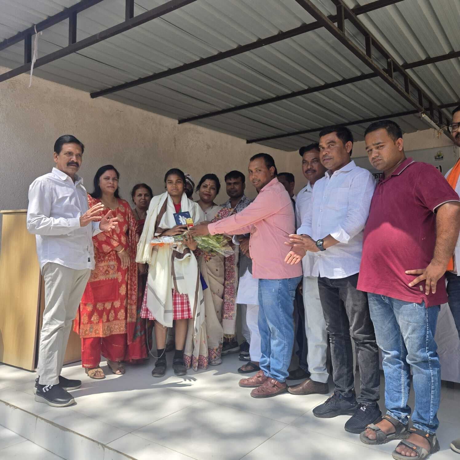 छात्रा संदीपा कुमारी बेदिया को किया गया सम्मानित