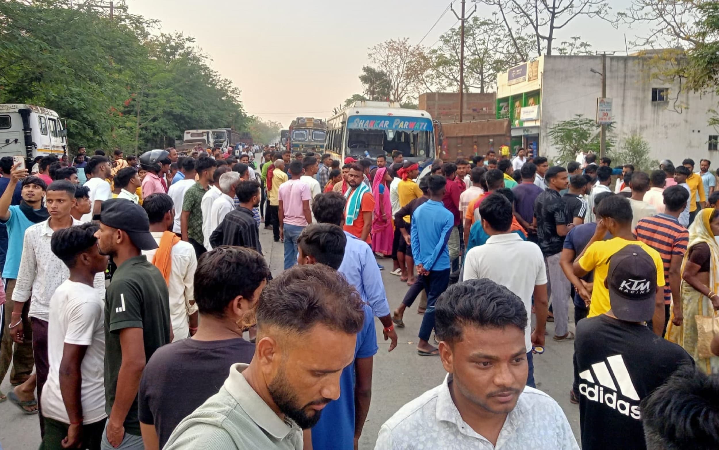 Bokaro News : बस और बाइक की टक्कर में दो युवक घायल