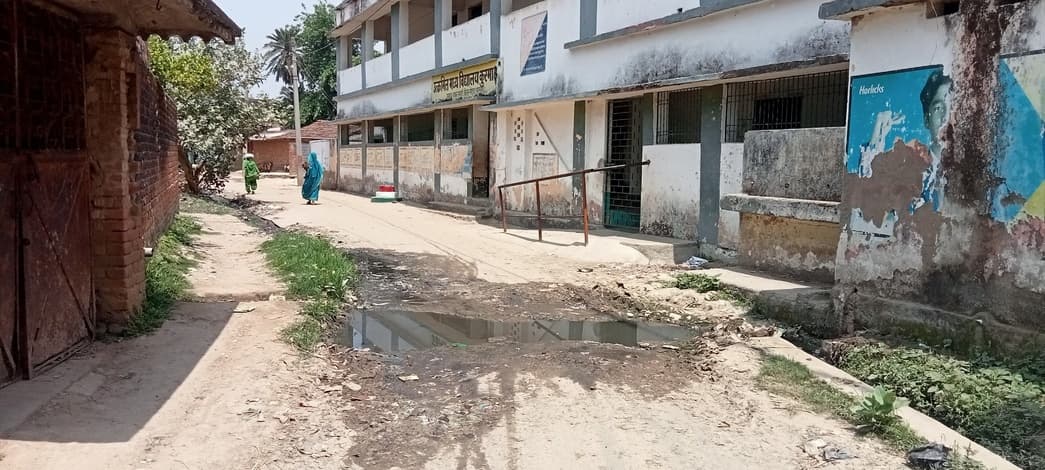 माल मंडरो पंचायत के अल्पसंख्यक गांव कुरमा में जलजमाव से लोगों का जीवन दुभर