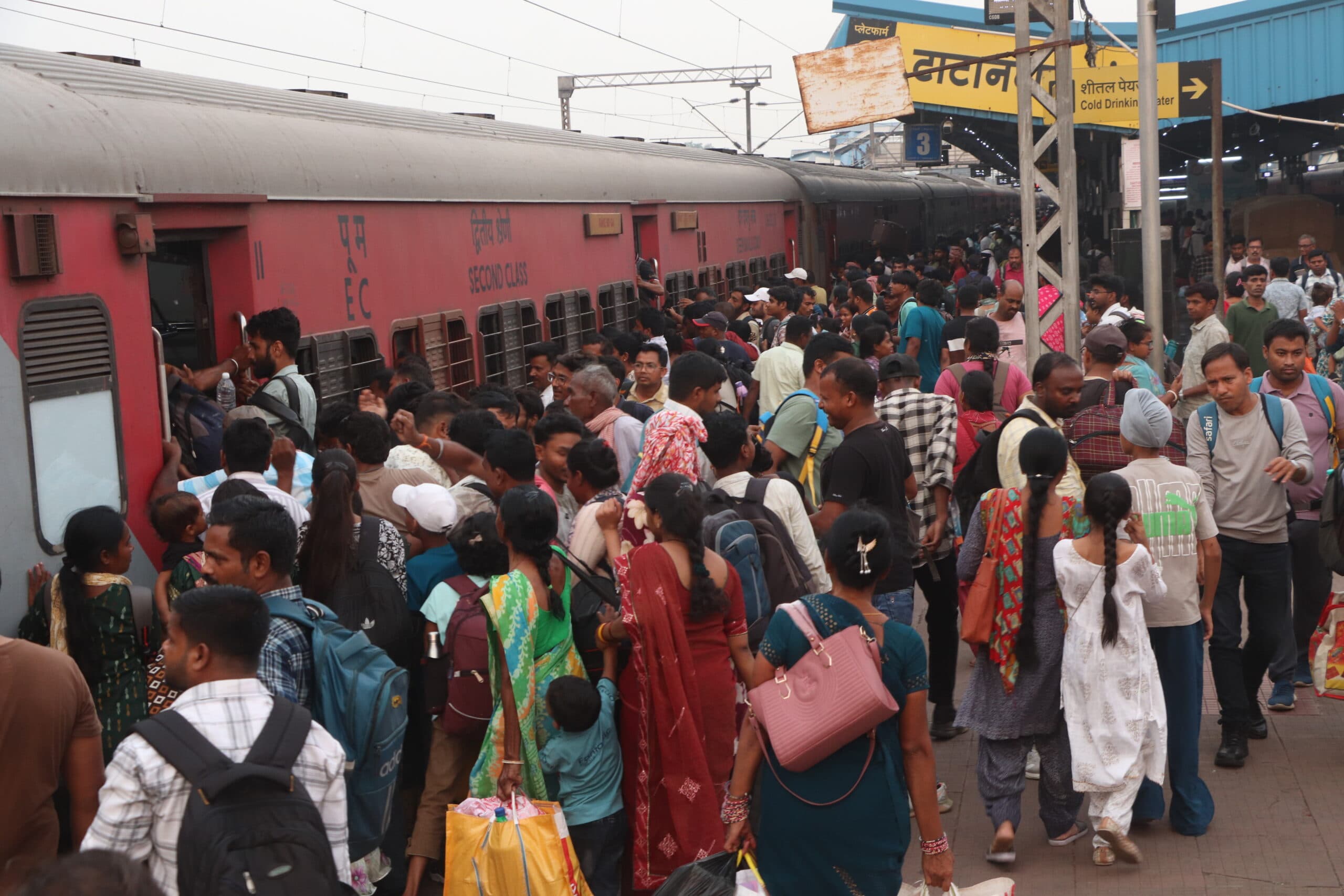 Jamshedpur News : परीक्षार्थियों की भीड़ से जाम, स्टेशन पर आपाधापी, ऐसे रहे हालात