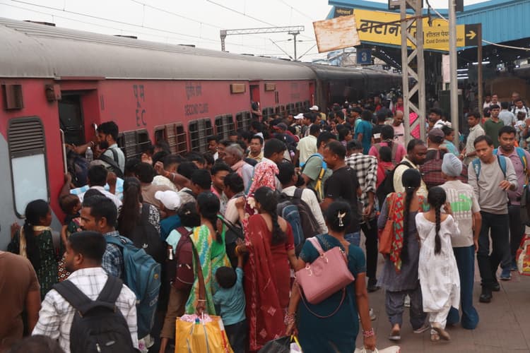 Jamshedpur News : परीक्षार्थियों की भीड़ से जाम, स्टेशन पर आपाधापी, ऐसे रहे हालात