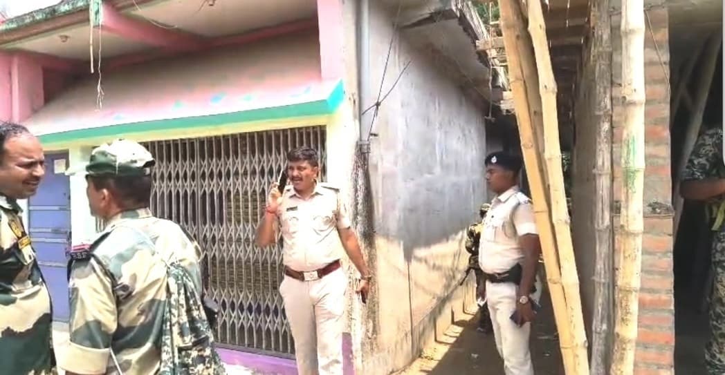 कांग्रेसी कार्यकर्ता के घर की छत पर बम ब्लास्ट, सभी फरार