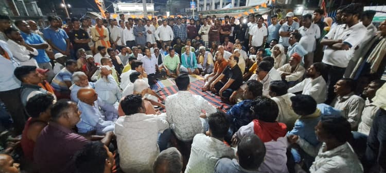 बर्निंग बस मामले में हुई सामाजिक बैठक : दोषी बचे नहीं व निर्दोष फंसे नहीं का लिया गया निर्णय